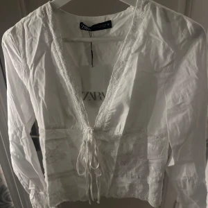 Vit blus - Vit blus från Zara! Helt oanvänd lappen kvar!🥰hör av dig vid frågor, den är köpt ny i butik
