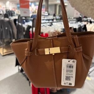 Lindex väska - Säljer den populära lindex väskan, som ny 🥰