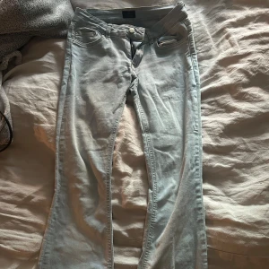 Nelly jeans  - Ljusblå jättesnygga Nelly jeans, strl 34 men dem är super stretchiga så passar 36 med. 🥰dem är dock avklippa ned till och passar mig som är 165