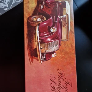 Toyota Phaeton AB Electronic Gas Lighter - Unik elektronisk gas-tändare i form av en klassisk Toyota Phaeton AB modellbil. Välgjord med detaljerad interiör och exteriör, röd inredning och öppningsbar huva. Ser ut att vara i mycket gott skick utan synligt slitage. Perfekt för samlare eller som dekorativ pryl.