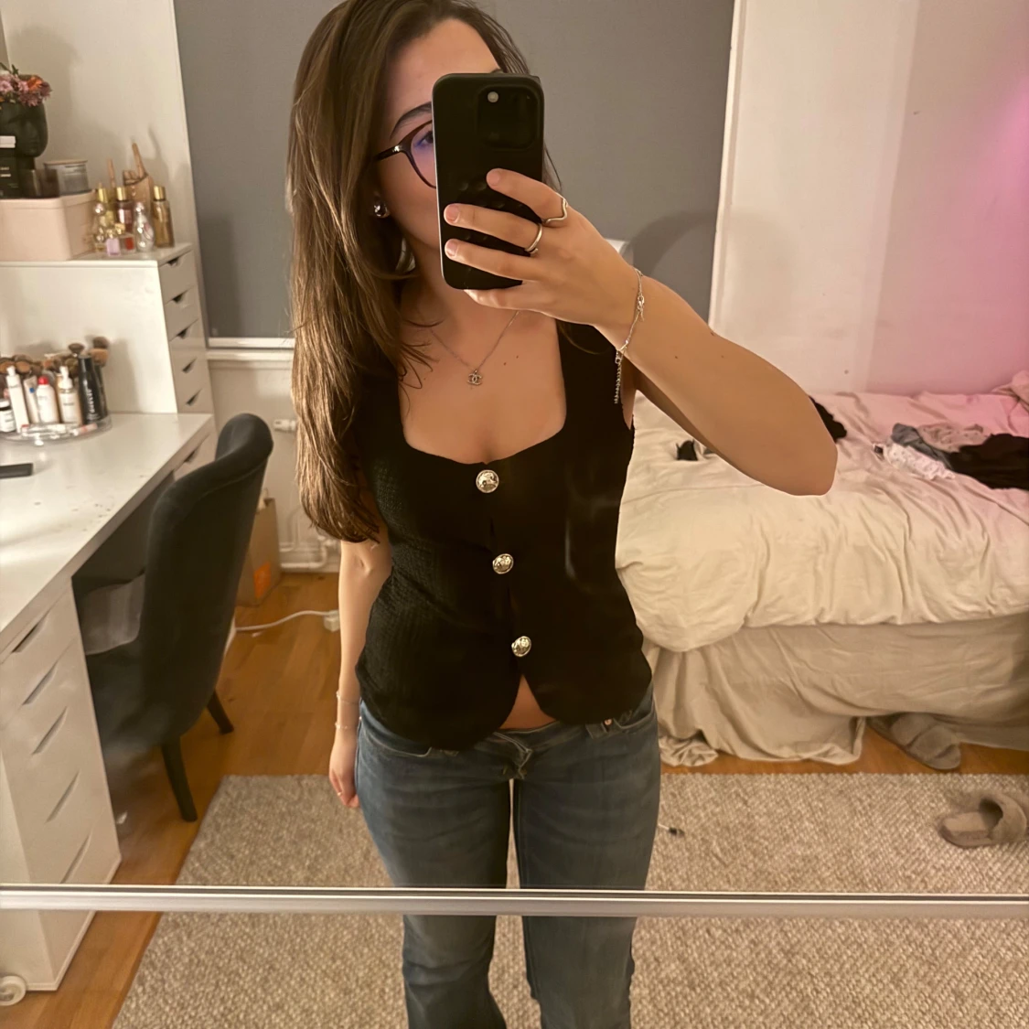 Svart linnetopp med silvriga knappar