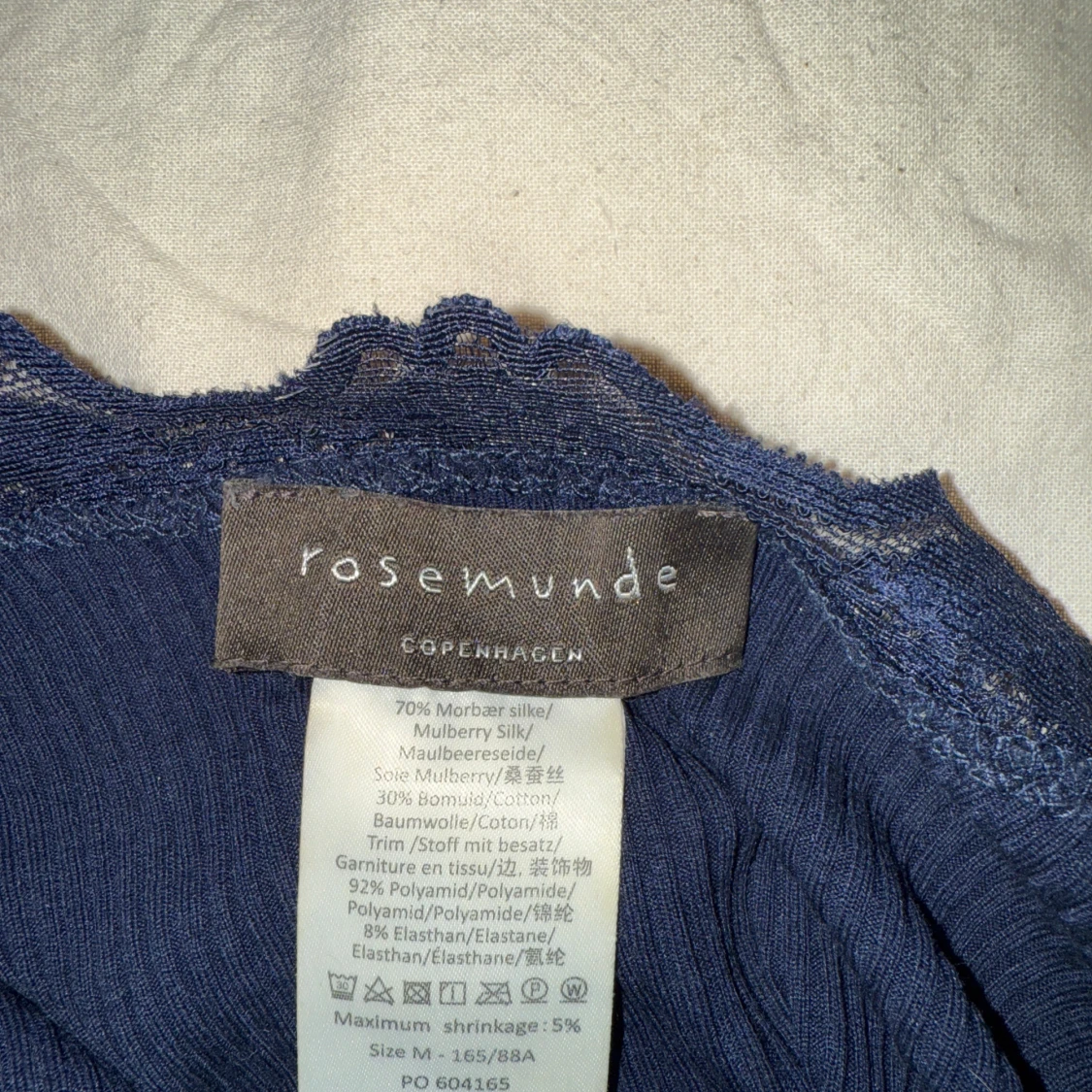 Mörkblå topp med spets från Rosemunde - 2