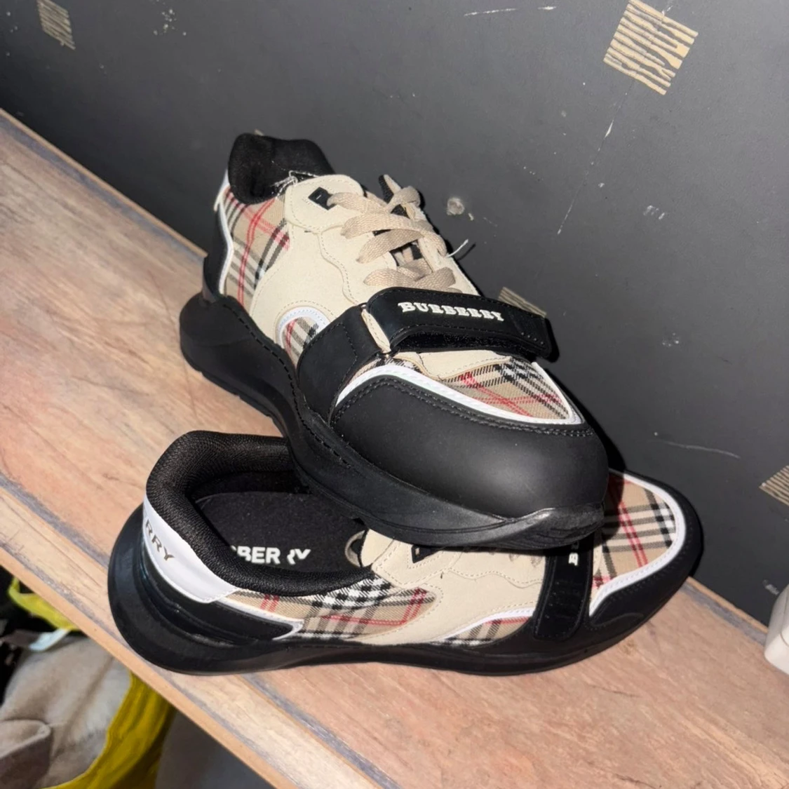 Burberry sneakers med klassiskt rutmönster - 1