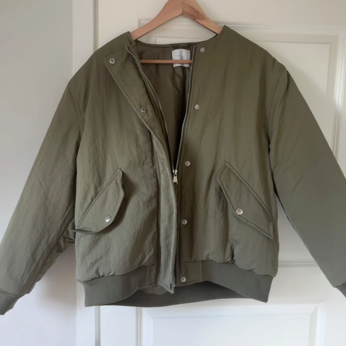 Grön bomberjacka med dragkedja