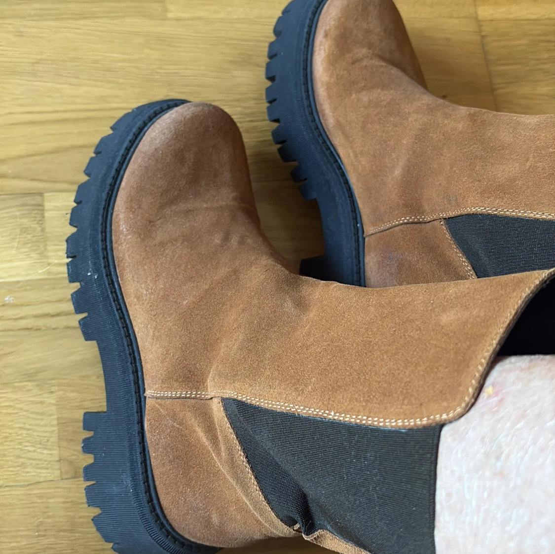 Bruna mocka chelsea boots med grov sula - 1