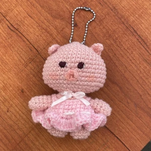 Virkad bag charm - Virkad bag charm/hänge. Ca 9 cm bred och virkad med bomulls och akrylgarn💕🐷
