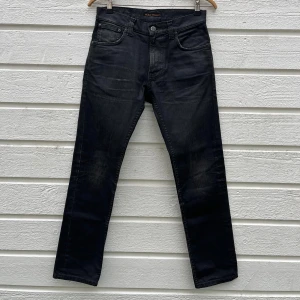 Nudie Jeans Slim Fit - Hej! Säljer nu mina Nudie Jeans i fint skick! De har en riktigt snygg tvätt och sitter snyggt! De är i storleken W30 L30. Ordinarie pris: 1600 kr. Hör av dig vid frågor! 