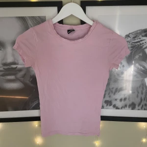 Soft touch rosa tröja - Säljer den då den inte kommer till användning, har npn pytte liten ”fläck” som har långsamt gått bort o knappt syns som man knappt ser på bilden!! 
