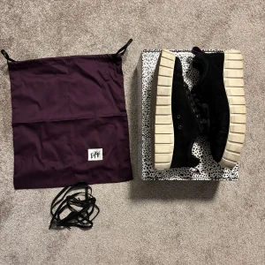 Eytys Odessa - Säljer ett par svarta sneakers från Eytys med kraftig vit platåsula och snörning. Skorna är i mocka och har en chunky design som ger en cool och modern look. Medföljer originalpåse, box och extra skosnören.
