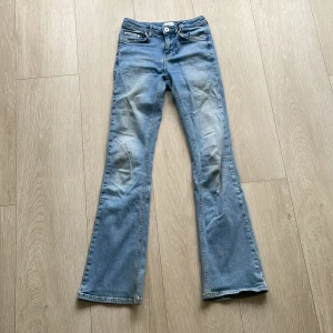 Grunt Texas Low Flare ljusblå jeans stl 25 - Ljusblå jeans från Grunt i modellen Texas Low Flare. Ny pris 649