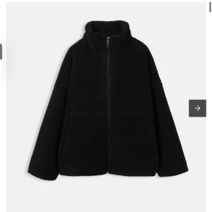 Svart teddyjacka  - Säljer min Teddy Jacka ifrån Åhléns, knappt använd. Säljer för 550kr, skriv för fler bilder! 