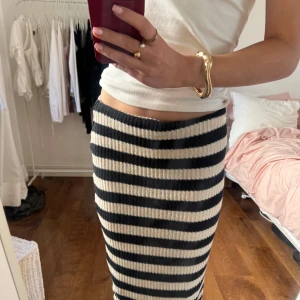 Randig ribbad långkjol i stickad bomull - Säljer en kort kjol, randig med ribbat material.  Från Zara i storlek S.