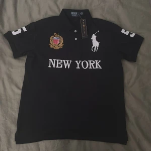 Svart Polo Ralph Lauren t-shirt New York - Oanvänd Ralph Lauren tshirt i M med lappen kvar, passar även mindre storlekar om man vill ha den mer oversized  