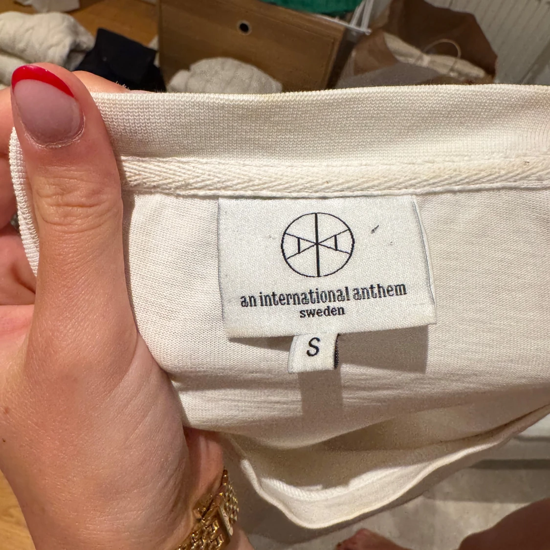 Vit t-shirt från an international anthem  - 2