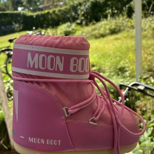 Rosa Moon Boots korta - Säljer ett par ikoniska rosa Moon Boots storlek 36/38 helt nytt skick 