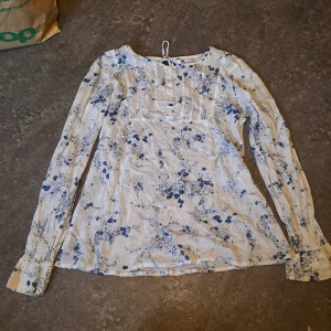 Långärmad tröja - 2000tals tröja från Flash i storlek M. 100% bomull. Väldigt fin. 🩷 