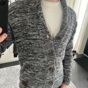 Grå stickad kofta från Solid - Säljer en grå stickad kofta från Solid i storlek S, modellen är ca 180cm lång. Hör av dig vid funderingar!