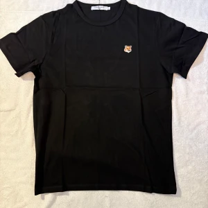 Maison kitsuné t shirt - Riktig skön Maison kitsuné t shirt som har kvar tagen då den är helt oanvänd. Riktigt söt logga på framsidan. Storleken är M och passar bra på modellen som är 179 65kg. Skickar eller möts upp i Sthlm 🧑‍🍳🧑‍🍳🧑‍🍳