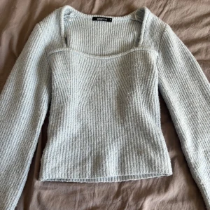 Ljusblå ribbad stickad tröja Gina Tricot - Superfin ljusblå stickad tröja från Gina Tricot i ribbad modell. Använd ett fåtal gånger och säljer pga att den börjar bli lite för liten⭐️