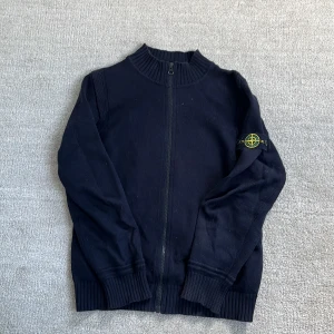Stone Island Kofta - Tja! Säljer nu denna feta Stone Island koftan! Den är i riktigt bra skick som man ser på bilderna. Storleken är 12 år/ 156, men jag skulle säga att den passar upp till 165, och till och med lite till. Nypris: 3999 kr❌‼️Mitt pris: 1499kr ✅Skriv vid minsta fundering eller fråga och pris kan diskuteras!🤝