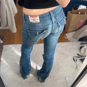 True Religion blå bootcut jeans, stl 24 - True religion jeans storlek 24 säljer för jag har gått ner i vikt och dom inte passar nåmer, dom är omsydda till bootcut och klippta så om du är över 160 kanske dom är för korta🫶