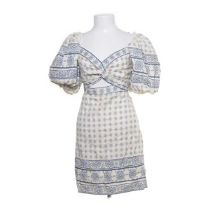 By Malina vit blå klänning - Säljer denna så snygga vit/blåa klänning från by malina. Verkligen så snygg! Jag köpte den på Sellpy men inte fått användning av den tyvärr! Stlk XS! 