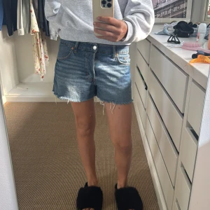 Hm jeansshorts - Skitsnygga lågmidjade jeansshorts från hm! Väldigt fint skick.