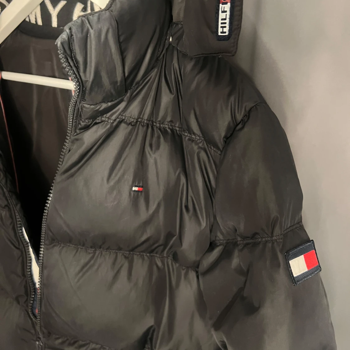 Svart pufferjacka Tommy Hilfiger - 1