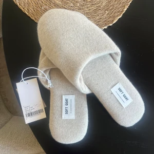 Beige tofflor i kashmir från Soft Goat - Herrmodell men passar egentligen vem som helst, så mjuka och sköna och oanvända