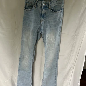 Ljusblå Gina Tricot bootcut jeans - Snygga ljusblå jeans med klassisk bootcut-passform. Jeansen har fem fickor, normal midja och är tillverkade i mjukt denim. Perfekta för dig som gillar en retro vibe och vill ha ett par jeans som sticker ut lite extra.