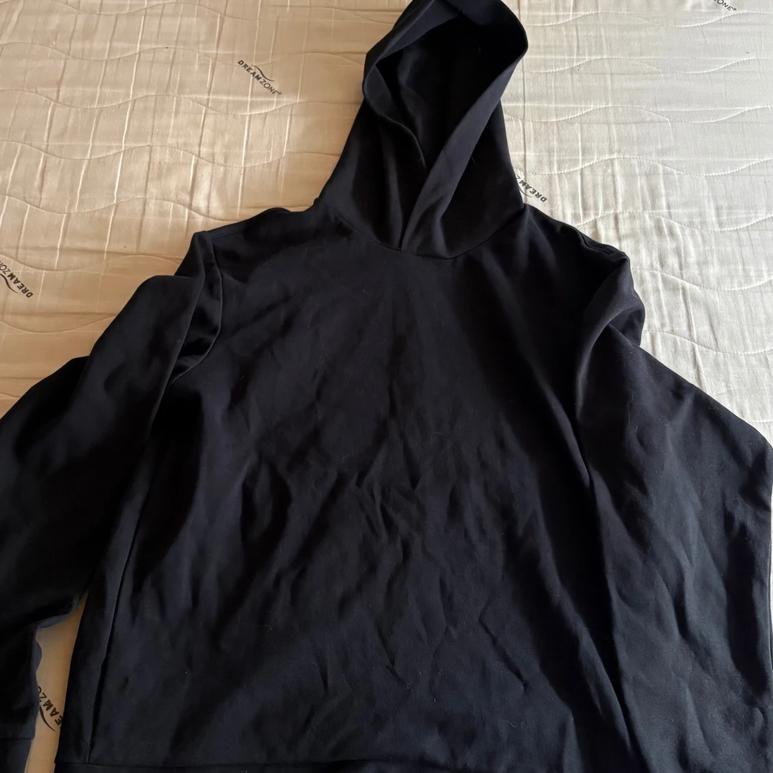 Svart hoodie från Mango