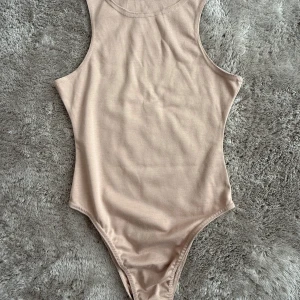 Beige ärmlös bodysuit - Helt oanvänd, från Pretty little thing.