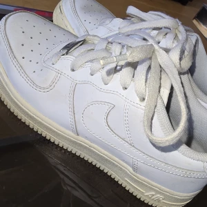 Nike Air Force 1 vita sneakers - Klassiska Nike Air sneakers strl 36