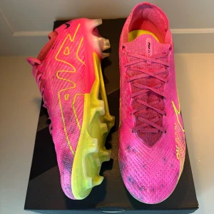 Nike mercurial fotbollsskor  - Säljer dessa skor i storlek 44,5. Skorna är smutsiga men i fint skick. 