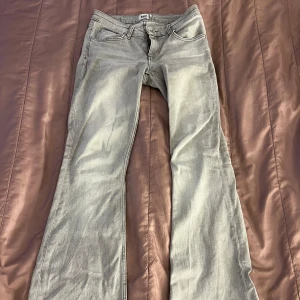 Grå bootcut jeans från lager 157 - Gråa jeans från lager 157 i modellen Low bot. Dom är uppsydda till 1,65 (se sista bild)