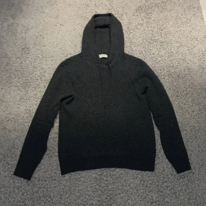 Cashmere hoodie från Tiger Of Sweden( prisförslag) - Säljer denna kashmir hoodien från tiger of Sweden, storlek xs, Skick 9/10 använt ett fåtal gånger. Hoodien köptes för 2500kr. Skriv för fler frågor eller bilder, passar dig som är runt 160! 