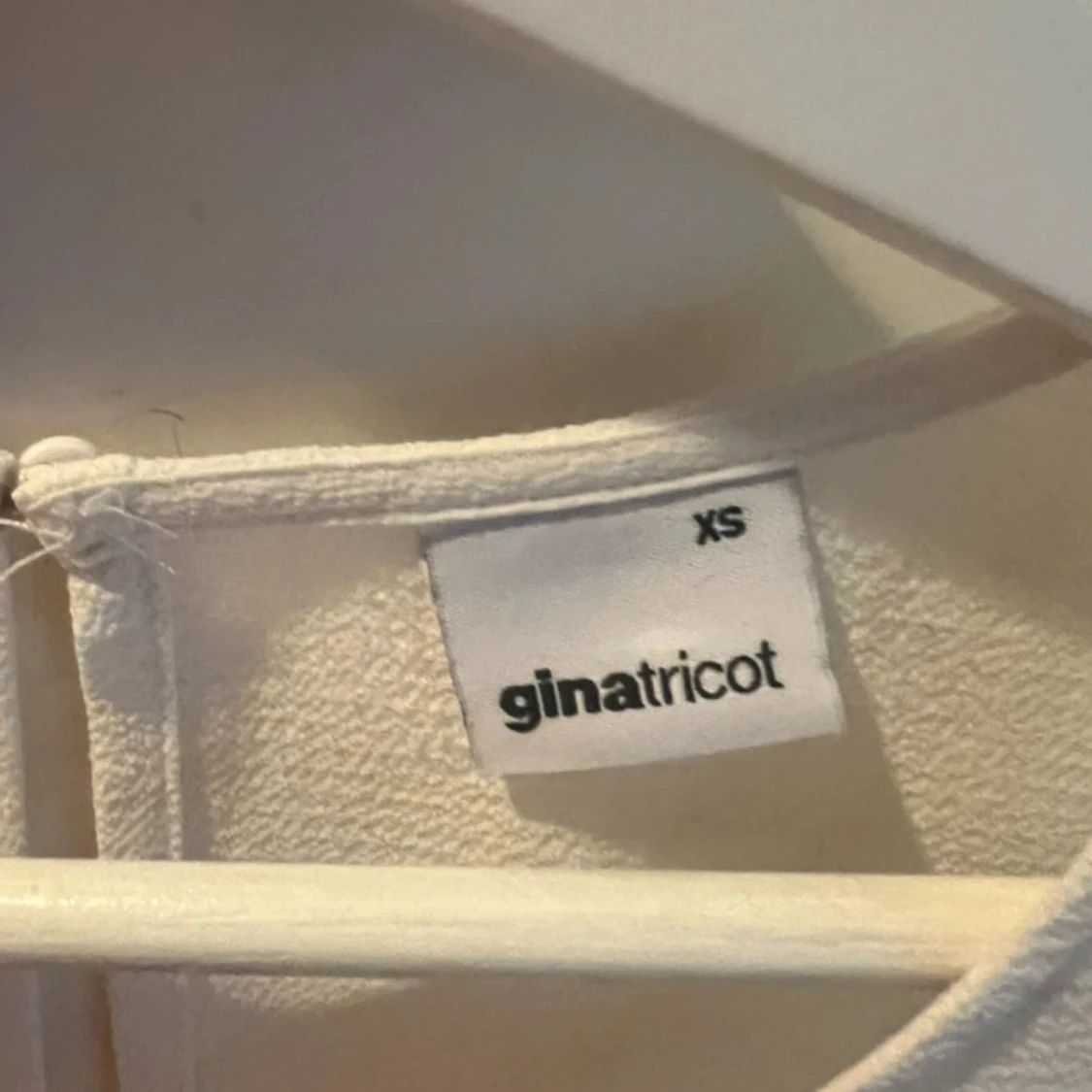 Vit volangblus från Gina Tricot XS - 1