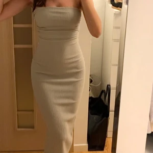 Beige bandeauklänning - Beige bandeau klänning från Zara.