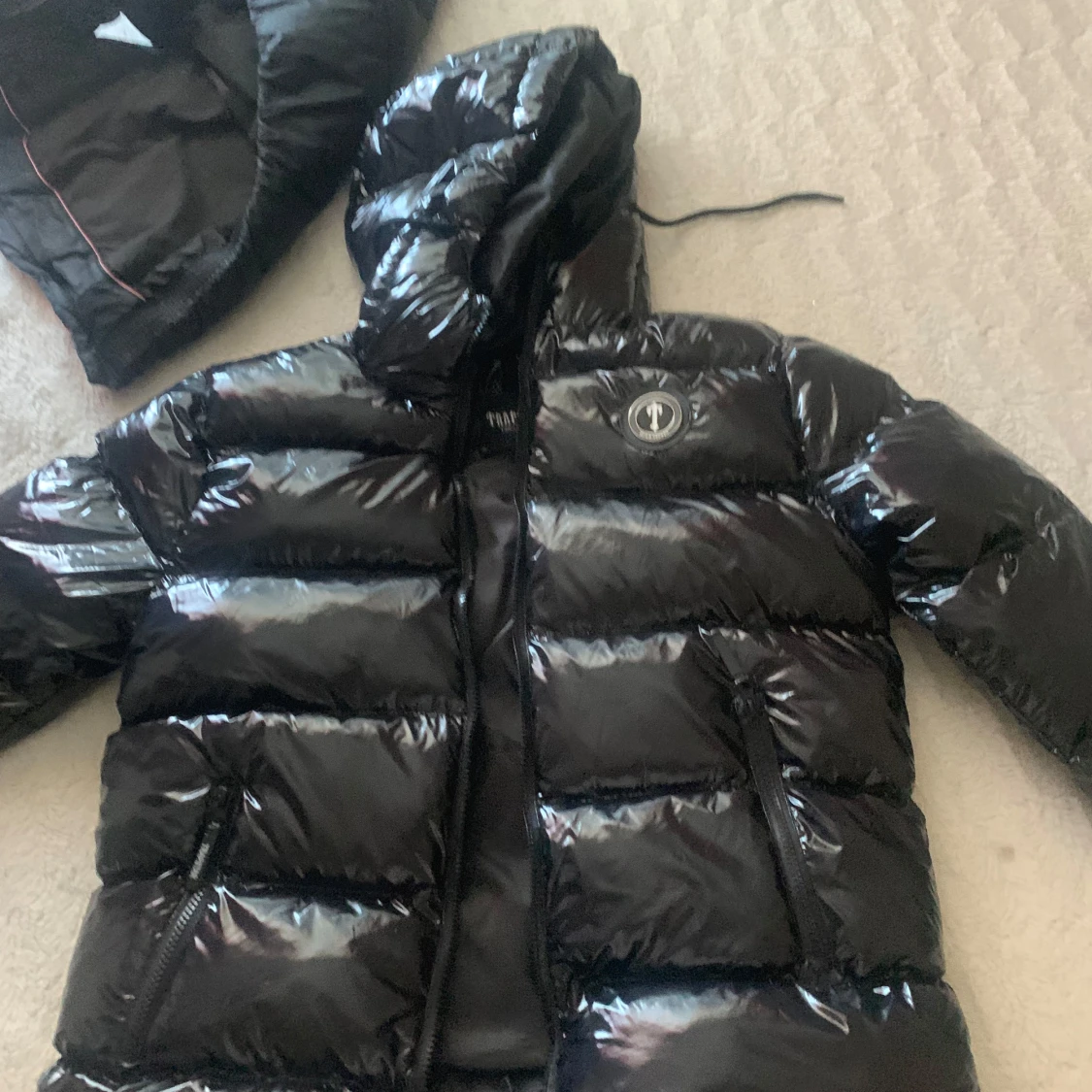 Svart glansig pufferjacka Moose Knuckles