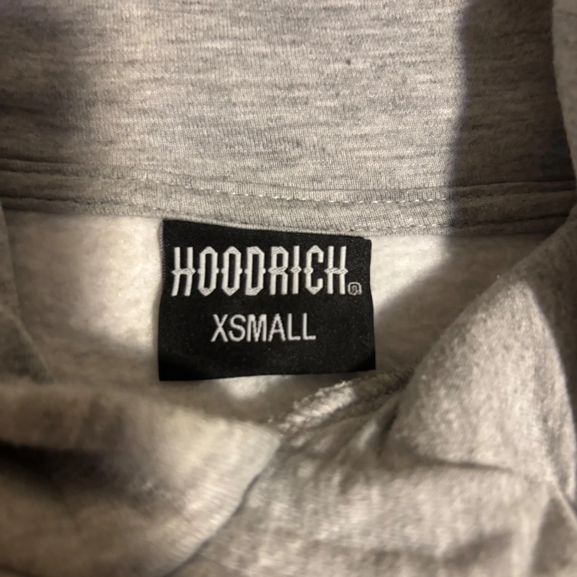 Grå hoodie från Hoodrich - 2