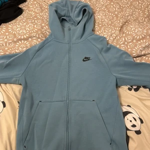Ljusblå Nike hoodie med dragkedja - Säljer en ljusblå hoodie från Nike med hel dragkedja och huva. Första modellen av Nike som inte längre säljs.