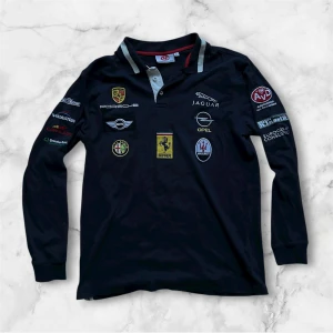 Vintage Grand Prix racing polo 2008 - Tja säljer denna riktigt sköna polon som sitter som en smäck//Skriv vid funderingar// Pris kan diskuteras vid snabb affär