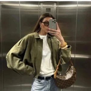 Zara jacka - Säljer denna super fina mocka jacka från Zara, köpt i augusti iår och använd 1 gång. Nytt skick! Den är i strl L, skriv provat då kan jag skicka fler bilder. Jackan är ej så stor, bär själv S och den sitter snyggt!