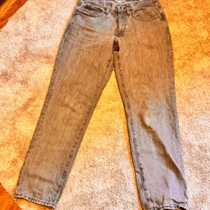 Gråa raka jeans från valient  - Säljer ett par gråa jeans från Valient med klassisk femficksdesign och raka ben. Jeansen har normal passform och är tillverkade i slitstarkt denimtyg. Perfekta för dig som gillar en enkel och tidlös look.