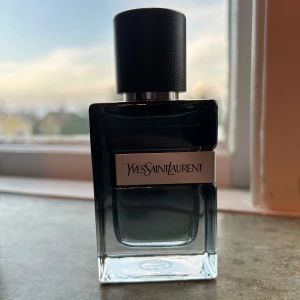 Parfym från YSL - En elegant parfym från Yves Saint Laurent med modern design. Den är nästan full. Man kan se volymen på bilden om man kollar noga. 60ml flaska. 