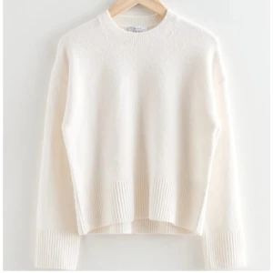 Vit stickad tröja från & Other Stories - Snygg vit stickad tröja från & Other Stories❤️❤️