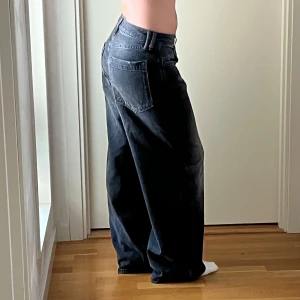 Lådmidjade wide/baggy jeans - Säljer ett par svarta baggy/wide jeans BDG Urban Outfitters. Perfekta för dig som gillar en loose och avslappnad stil. Midjemått: 36cm, innerbenslängd: 71cm 💕