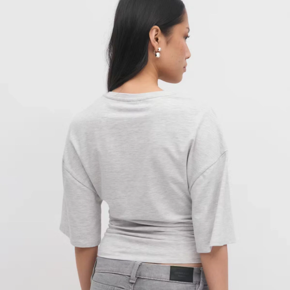 Ljusgrå croppad t-shirt Gina Tricot - 4