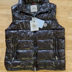 Helt ny Moncler väst - Säljer helt ny Moncler jacka. Som har allt med inklusiv NFT certifikat och hologram, även med papperna och allt. Den här helt ny och oanvänd och i perfekt skick.