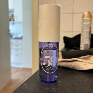 Sol de Janeiro Cheirosa 59 mist - Fragrance mist från Sol de Janeiro, Cheirosa 59. Perfekt för dig som vill ha en fräsch och trendig doft att spraya på när som helst. Snygg lila flaska som sticker ut i badrumshyllan. Volym och ingredienser syns ej på bilderna.